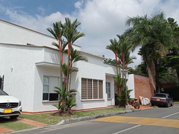 VENDO ESTRATEGICA CASA UN PISO EN CONDOMINIO CONTIGUO COLEGIO ALEMAN