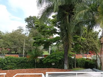 VENDO ESTRATEGICA CASA UN PISO EN CONDOMINIO CONTIGUO COLEGIO ALEMAN