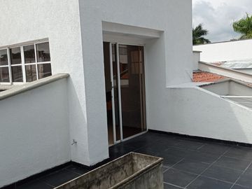 VENDO ESTRATEGICA CASA UN PISO EN CONDOMINIO CONTIGUO COLEGIO ALEMAN