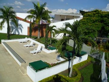 VENDO ESTRATEGICA CASA UN PISO EN CONDOMINIO CONTIGUO COLEGIO ALEMAN