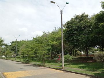 VENDO ESTRATEGICA CASA UN PISO EN CONDOMINIO CONTIGUO COLEGIO ALEMAN