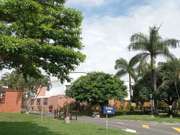 VENDO ESTRATEGICA CASA UN PISO EN CONDOMINIO CONTIGUO COLEGIO ALEMAN