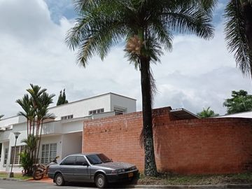 VENDO ESTRATEGICA CASA UN PISO EN CONDOMINIO CONTIGUO COLEGIO ALEMAN