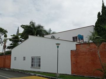 VENDO ESTRATEGICA CASA UN PISO EN CONDOMINIO CONTIGUO COLEGIO ALEMAN