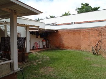 VENDO ESTRATEGICA CASA UN PISO EN CONDOMINIO CONTIGUO COLEGIO ALEMAN