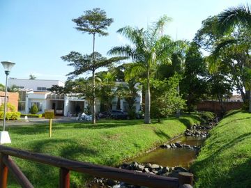 VENDO ESTRATEGICA CASA UN PISO EN CONDOMINIO CONTIGUO COLEGIO ALEMAN