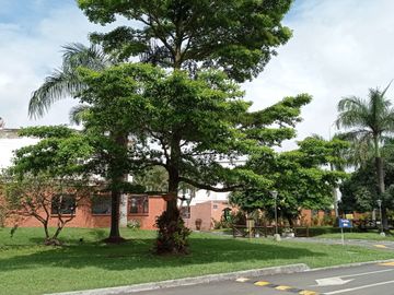 VENDO ESTRATEGICA CASA UN PISO EN CONDOMINIO CONTIGUO COLEGIO ALEMAN