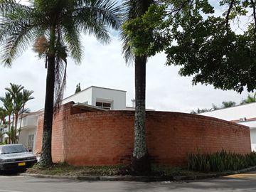 VENDO ESTRATEGICA CASA UN PISO EN CONDOMINIO CONTIGUO COLEGIO ALEMAN