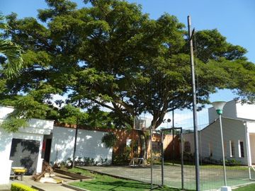 VENDO ESTRATEGICA CASA UN PISO EN CONDOMINIO CONTIGUO COLEGIO ALEMAN