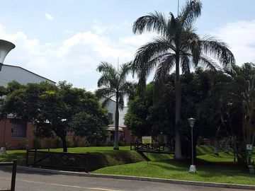 VENDO ESTRATEGICA CASA UN PISO EN CONDOMINIO CONTIGUO COLEGIO ALEMAN