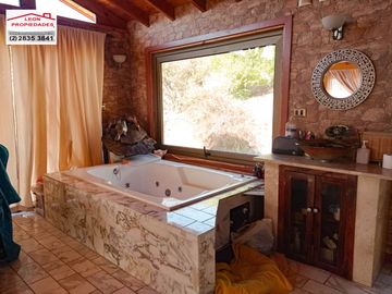🏠Se vende hermosa casa en parcela, en sector Alhue.🏠