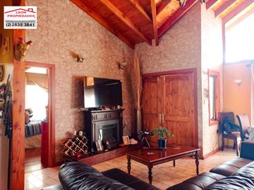 🏠Se vende hermosa casa en parcela, en sector Alhue.🏠