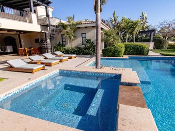 Residencia con vista al campo del golf, alberca infinity privada, Jacuzzi, Fogata, terraza en segundo piso y cava de vinos en Pacific Ocean, Cabo San