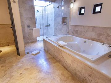 Residencia con vista al campo del golf, alberca infinity privada, Jacuzzi, Fogata, terraza en segundo piso y cava de vinos en Pacific Ocean, Cabo San