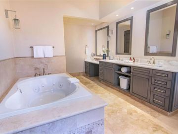 Residencia con vista al campo del golf, alberca infinity privada, Jacuzzi, Fogata, terraza en segundo piso y cava de vinos en Pacific Ocean, Cabo San