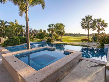 Residencia con vista al campo del golf, alberca infinity privada, Jacuzzi, Fogata, terraza en segundo piso y cava de vinos en Pacific Ocean, Cabo San