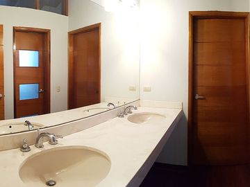 Exclusiva Casa con Piscina en Venta en Condominio Privado – La Molina
