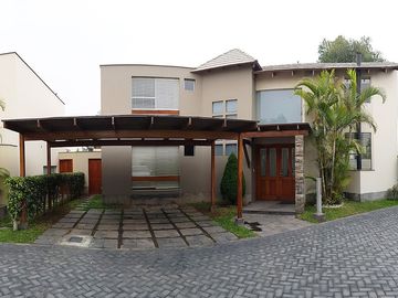 Exclusiva Casa con Piscina en Venta en Condominio Privado – La Molina