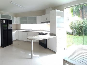 Exclusiva Casa con Piscina en Venta en Condominio Privado – La Molina