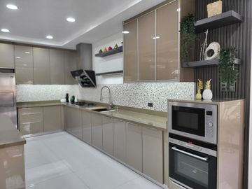 ULTRA Modern  & Cozy House in South FOrbes with panoramic view of Laguna De Bay and Mt. makiling 36M super Nego