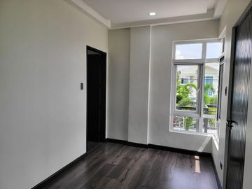 ULTRA Modern  & Cozy House in South FOrbes with panoramic view of Laguna De Bay and Mt. makiling 36M super Nego