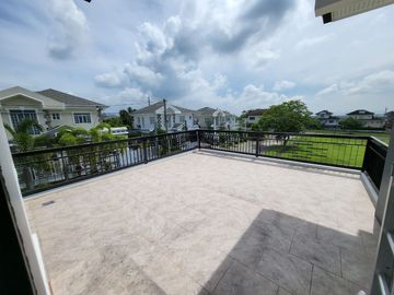 ULTRA Modern  & Cozy House in South FOrbes with panoramic view of Laguna De Bay and Mt. makiling 36M super Nego