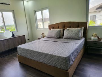 ULTRA Modern  & Cozy House in South FOrbes with panoramic view of Laguna De Bay and Mt. makiling 36M super Nego