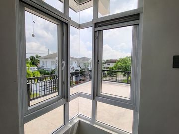 ULTRA Modern  & Cozy House in South FOrbes with panoramic view of Laguna De Bay and Mt. makiling 36M super Nego