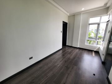 ULTRA Modern  & Cozy House in South FOrbes with panoramic view of Laguna De Bay and Mt. makiling 36M super Nego