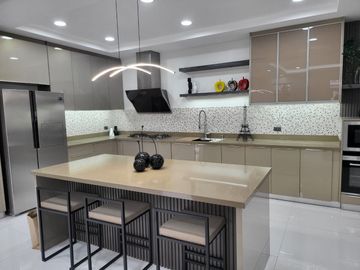 ULTRA Modern  & Cozy House in South FOrbes with panoramic view of Laguna De Bay and Mt. makiling 36M super Nego