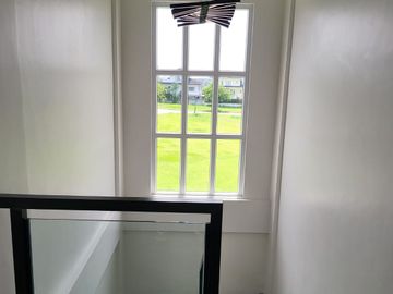 ULTRA Modern  & Cozy House in South FOrbes with panoramic view of Laguna De Bay and Mt. makiling 36M super Nego