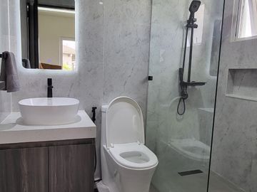 ULTRA Modern  & Cozy House in South FOrbes with panoramic view of Laguna De Bay and Mt. makiling 36M super Nego