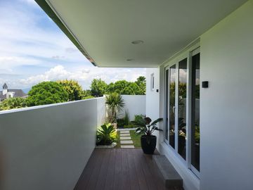 ULTRA Modern  & Cozy House in South FOrbes with panoramic view of Laguna De Bay and Mt. makiling 36M super Nego