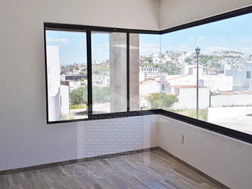 CASA EN ESQUINA  CON  CUATRO RECAMARAS  Y ROOF TOP EN PEDREGAL DE SCHOENSTATT