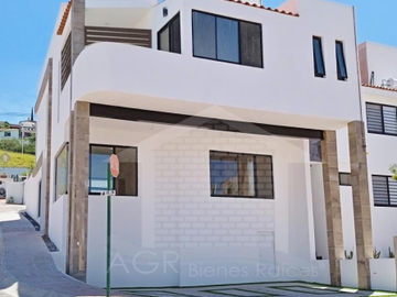 CASA EN ESQUINA  CON  CUATRO RECAMARAS  Y ROOF TOP EN PEDREGAL DE SCHOENSTATT
