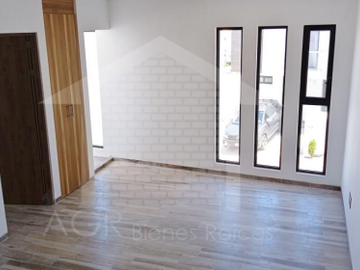 CASA EN ESQUINA  CON  CUATRO RECAMARAS  Y ROOF TOP EN PEDREGAL DE SCHOENSTATT