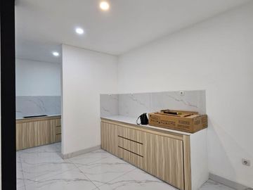 DI RUMAH BARU GADING SERPONG SEKTOR 7A LEBAR 9x18 SHM HADAP TIMUR SIAP HUNI SEMI FURNISHED