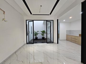 DI RUMAH BARU GADING SERPONG SEKTOR 7A LEBAR 9x18 SHM HADAP TIMUR SIAP HUNI SEMI FURNISHED