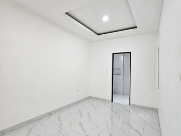 DI RUMAH BARU GADING SERPONG SEKTOR 7A LEBAR 9x18 SHM HADAP TIMUR SIAP HUNI SEMI FURNISHED