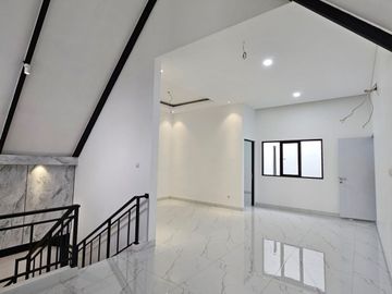 DI RUMAH BARU GADING SERPONG SEKTOR 7A LEBAR 9x18 SHM HADAP TIMUR SIAP HUNI SEMI FURNISHED