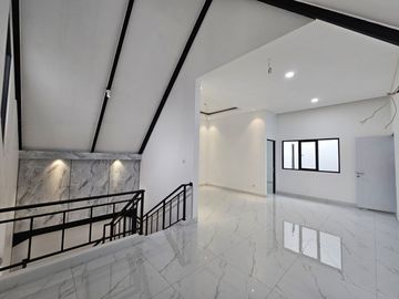 DI RUMAH BARU GADING SERPONG SEKTOR 7A LEBAR 9x18 SHM HADAP TIMUR SIAP HUNI SEMI FURNISHED