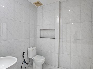 DI RUMAH BARU GADING SERPONG SEKTOR 7A LEBAR 9x18 SHM HADAP TIMUR SIAP HUNI SEMI FURNISHED