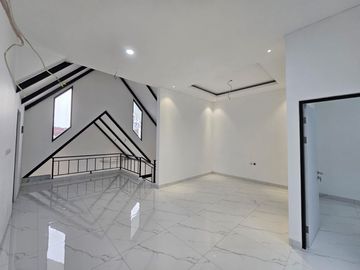 DI RUMAH BARU GADING SERPONG SEKTOR 7A LEBAR 9x18 SHM HADAP TIMUR SIAP HUNI SEMI FURNISHED