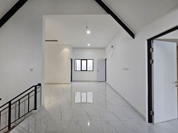 DI RUMAH BARU GADING SERPONG SEKTOR 7A LEBAR 9x18 SHM HADAP TIMUR SIAP HUNI SEMI FURNISHED