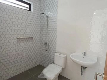Rumah Manyar Rejo Gress Baru Modern 2 Lantai Mewah Siap Huni Dekat Klampis Kertajaya SHM