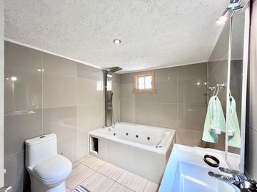 Se venden dos casas en sitio de 9.264m2, sector rural de Rauco, Curicó