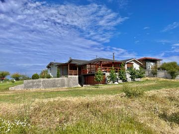 Se venden dos casas en sitio de 9.264m2, sector rural de Rauco, Curicó