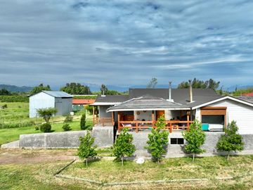 Se venden dos casas en sitio de 9.264m2, sector rural de Rauco, Curicó