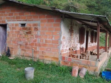 TE VENDO ESTA HUMILDE CASA FINCA EN BARBOSA ANTIOQUIA.