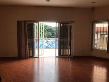 Luxury Mansion in Pulu Amsic Angeles City beside Golf course near Clark